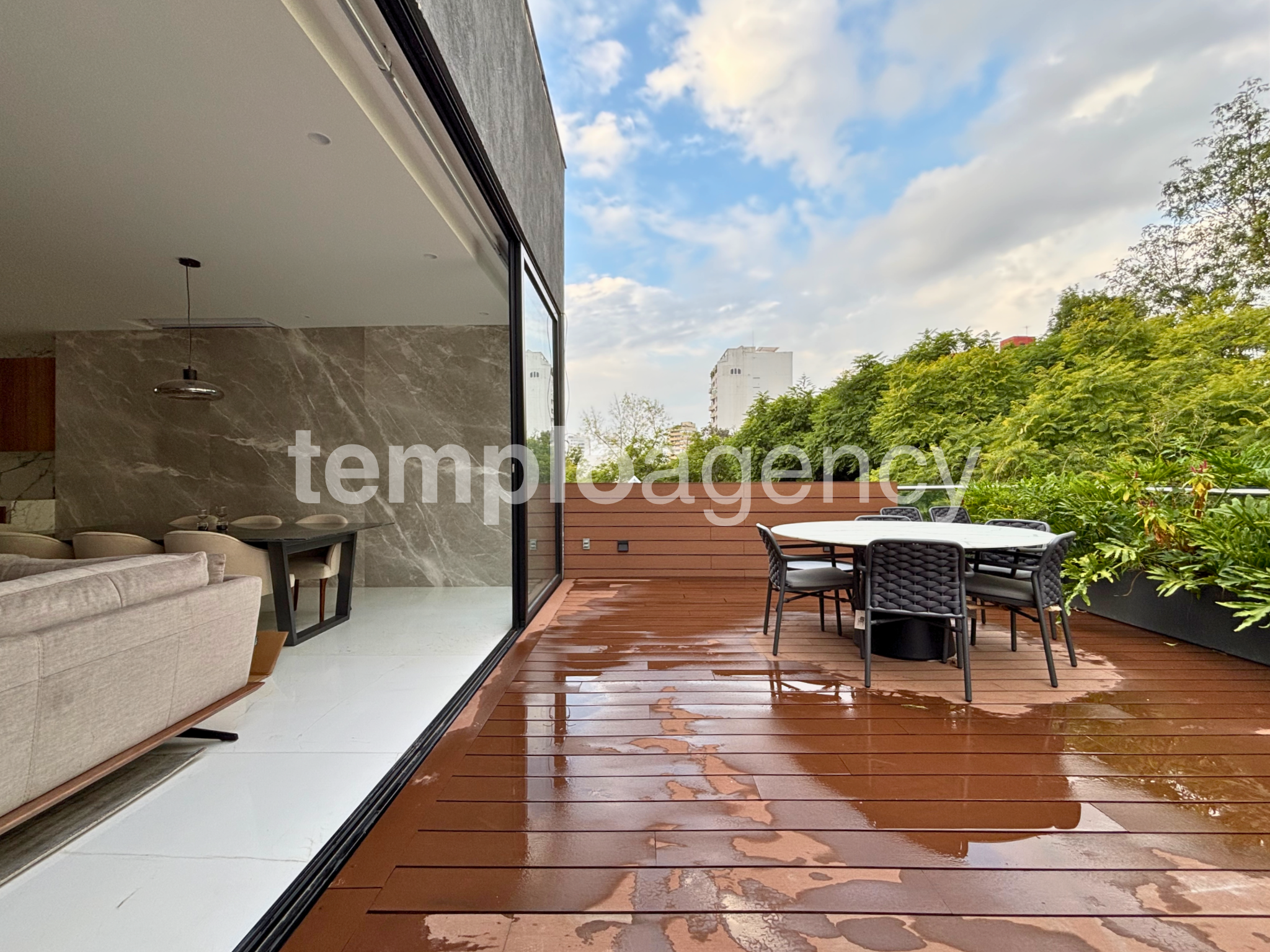 Terraza del penthouse de Galileo I en Polanco, conectada con la sala mediante ventanales