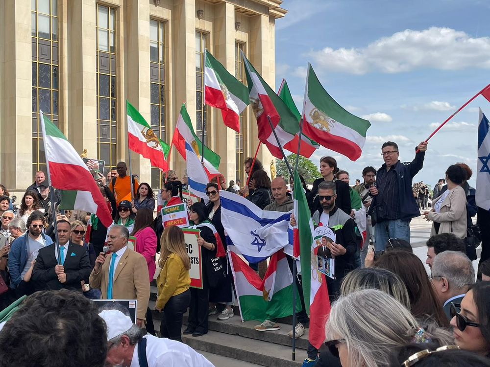 En soutien avec les Iraniens qui luttent contre le régime des Mollahs