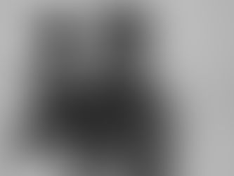 Adilson Santos nos bastidores de um trabalho segurando uma câmera