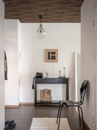 Mönstrad tapet i tak som skapar karaktär i rummet