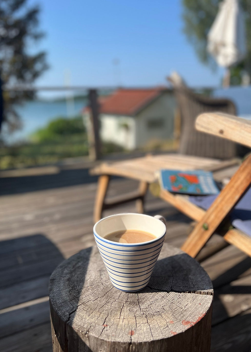 Kaffekopp på sidebord på altan