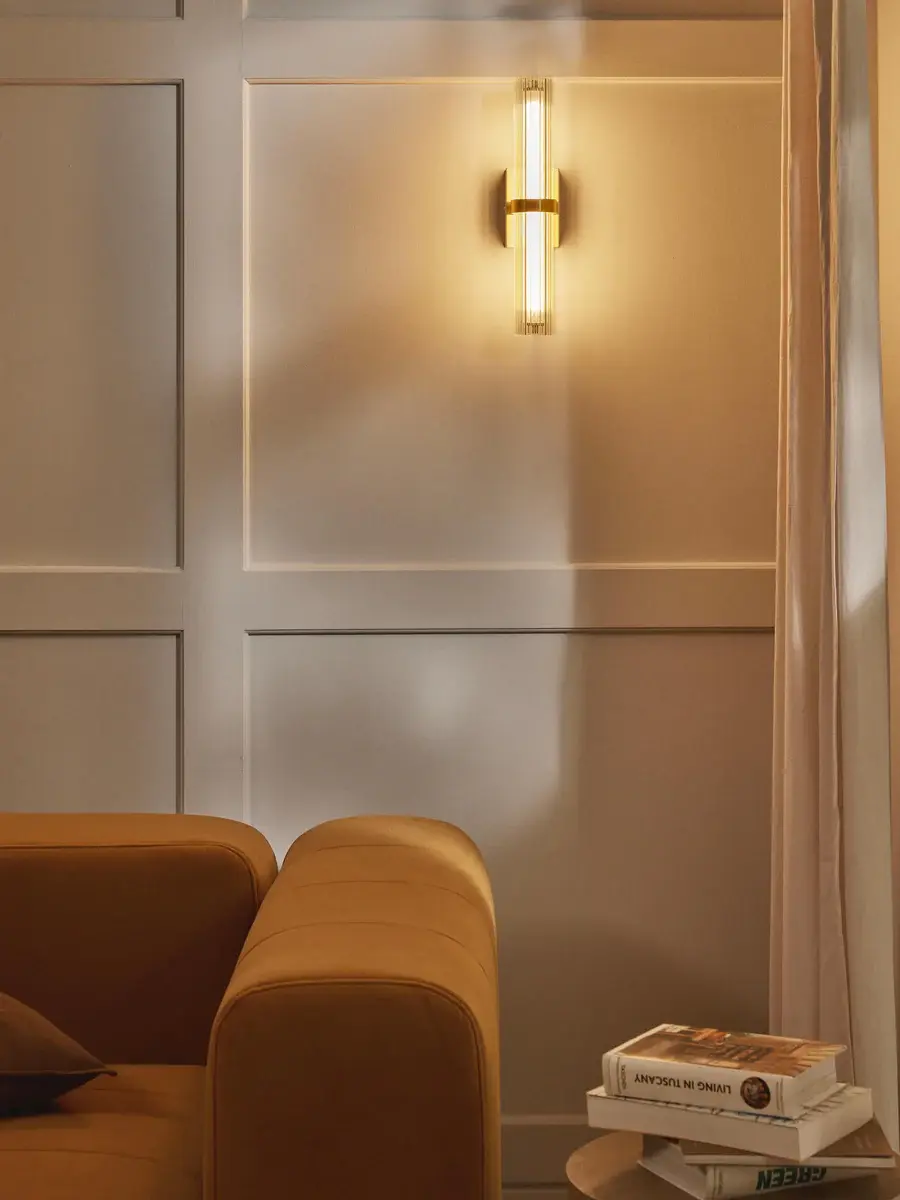 Portabla LED-lampor i mässing på mässingsfat