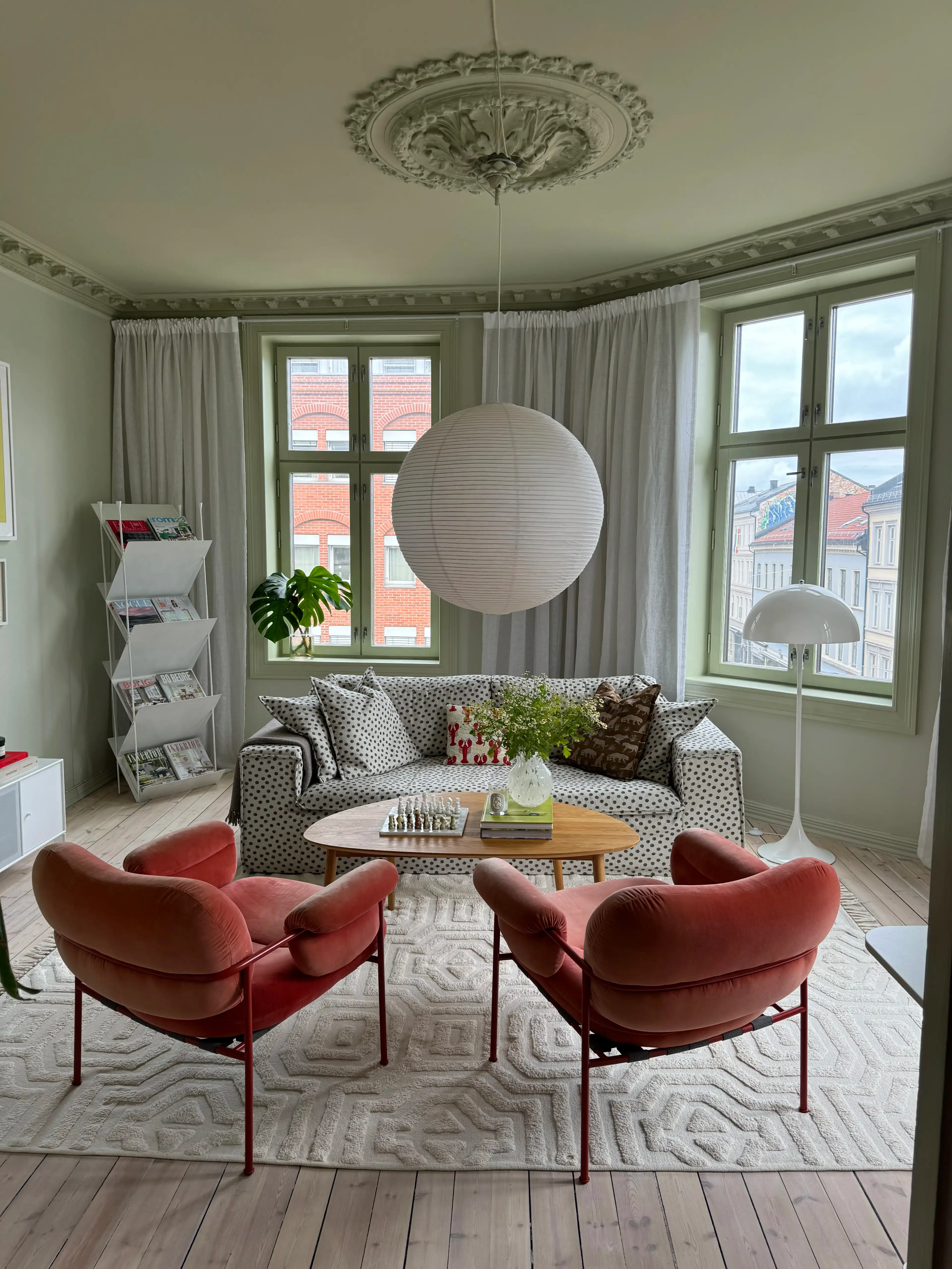 Inredningstips för att lyfta taket med färg