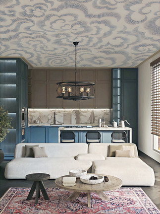 Mönstrad tapet i tak som skapar karaktär i rummet