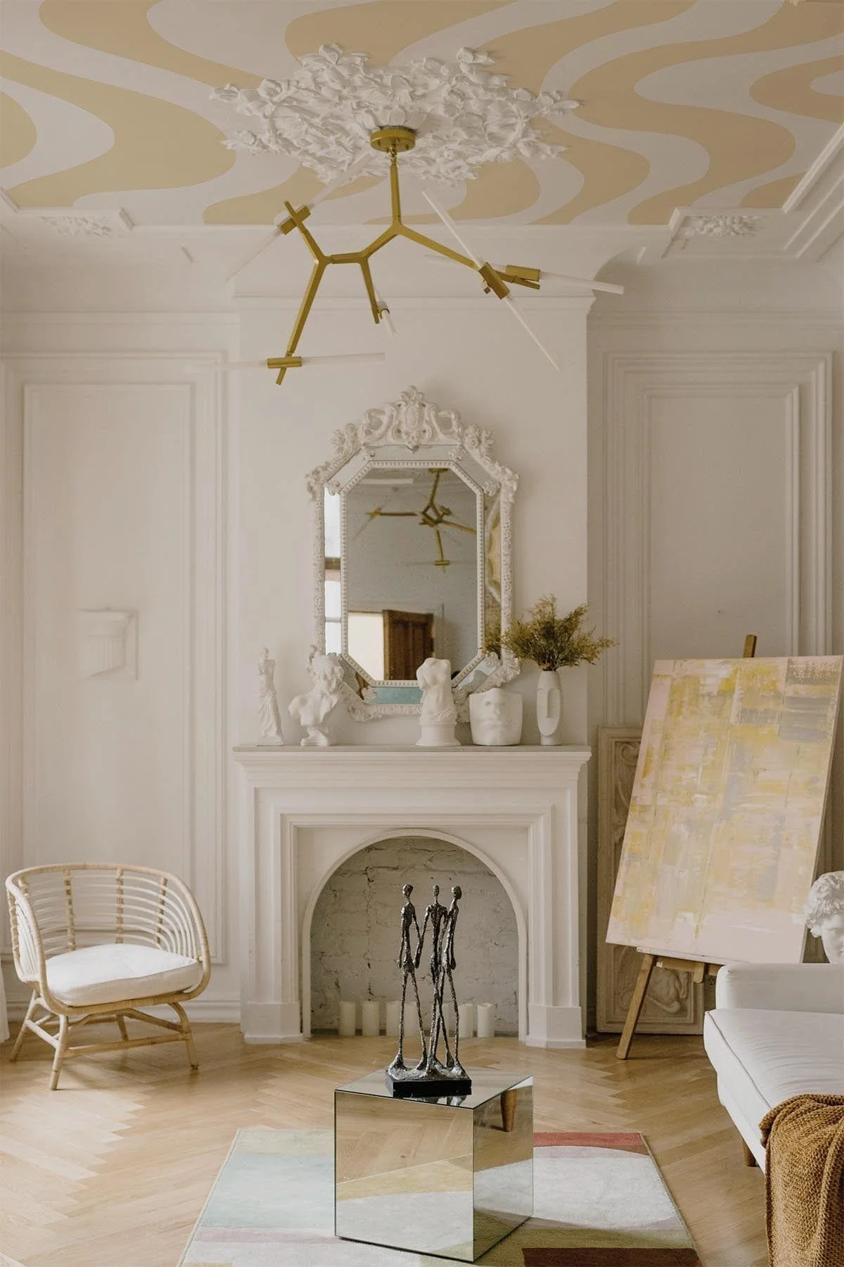 Mönstrad tapet i tak som skapar karaktär i rummet