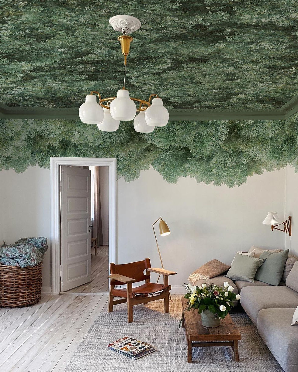 Mönstrad tapet i tak som skapar karaktär i rummet