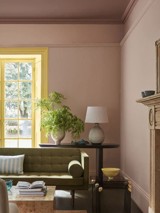 Tak målat i en dov kulör som ramar in vardagsrum