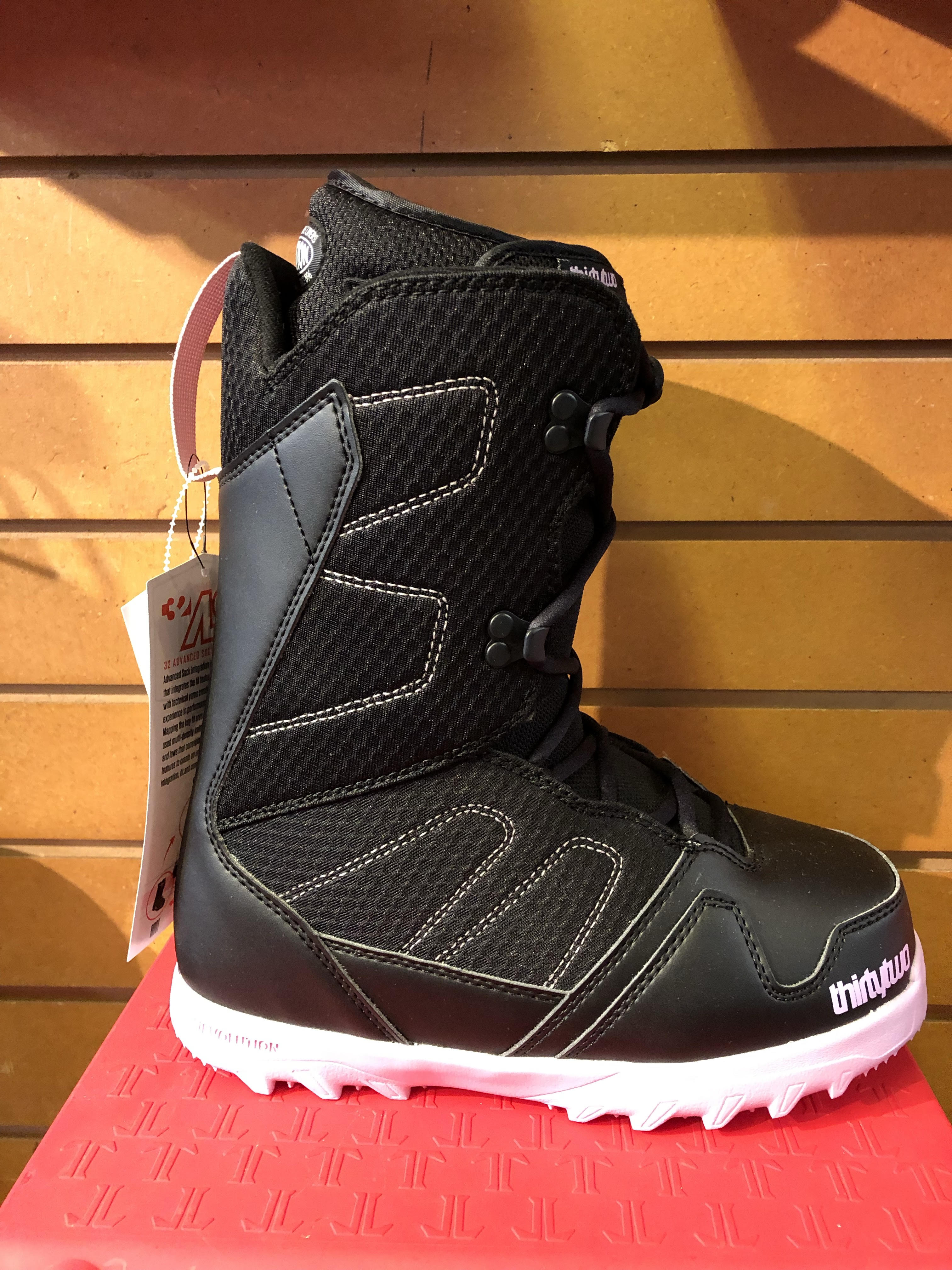 32 snowboard boots canada