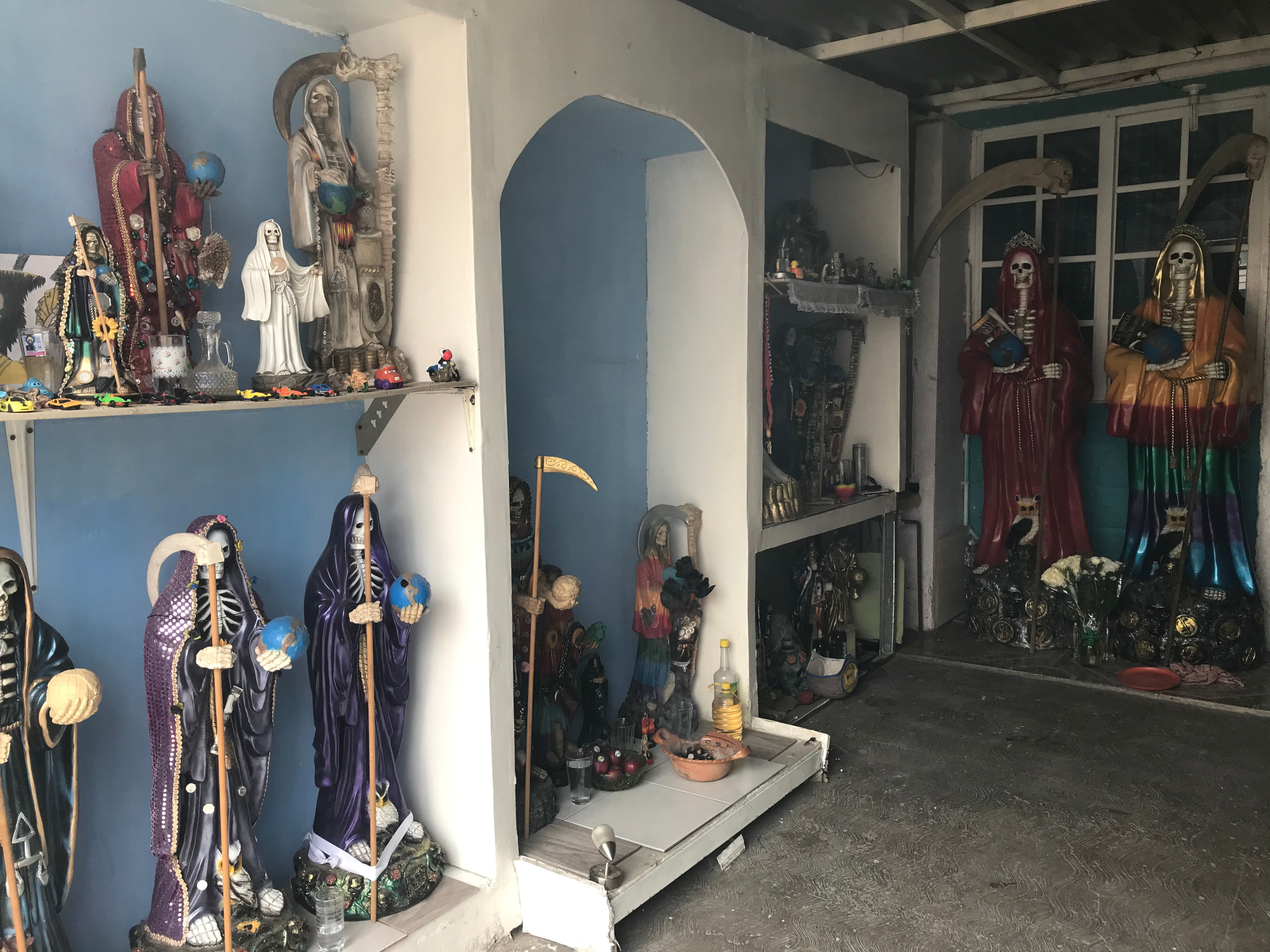 Conoce a la santa muerte en carne y hueso 