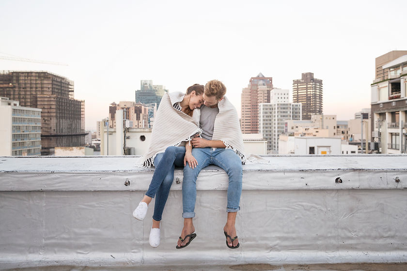 Pareja en la azotea de abrazo