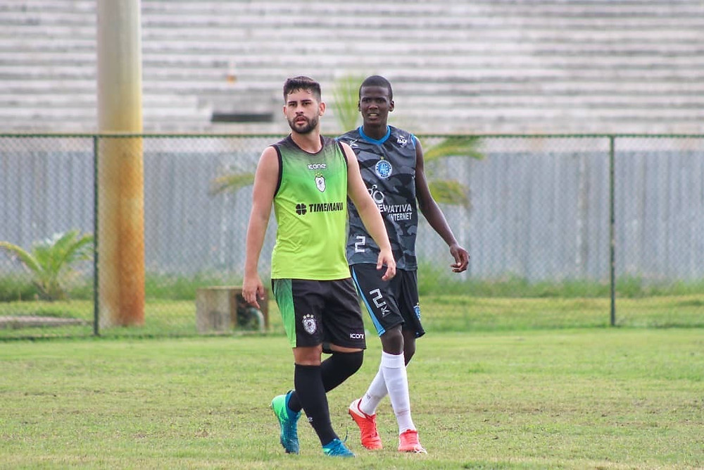 Jogador do Americano e do Independente-RJ no jogo-treino