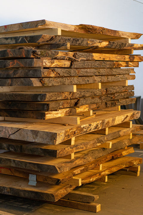 Holzbohlen
Eiche
Eichenbohlen
Eichentisch
Tischmanufaktur
Holztisch
Tisch
Massivholzmöbel
Tische
Baumstammtisch
Unikat
Massivholztische
Esstisch
Baumkantentisch
Baumscheibentisch
Aus einem Stück
Monolith
Metall Gestell
Designtisch
Holzmöbel
Manufaktur
Handgefertigt