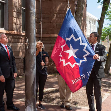 La ciudad celebra el Juneteenth con una fiesta vecinal y el izado de la bandera.