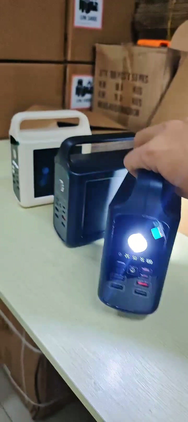 Miniatyrbilde: XFroi SOLAR dependable 100 000mAh built-in four cables Power Bank / Torchlight