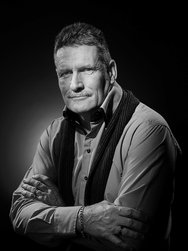 Photo avec projecteurs de théâtre fresnel. Portrait noir et blanc homme.