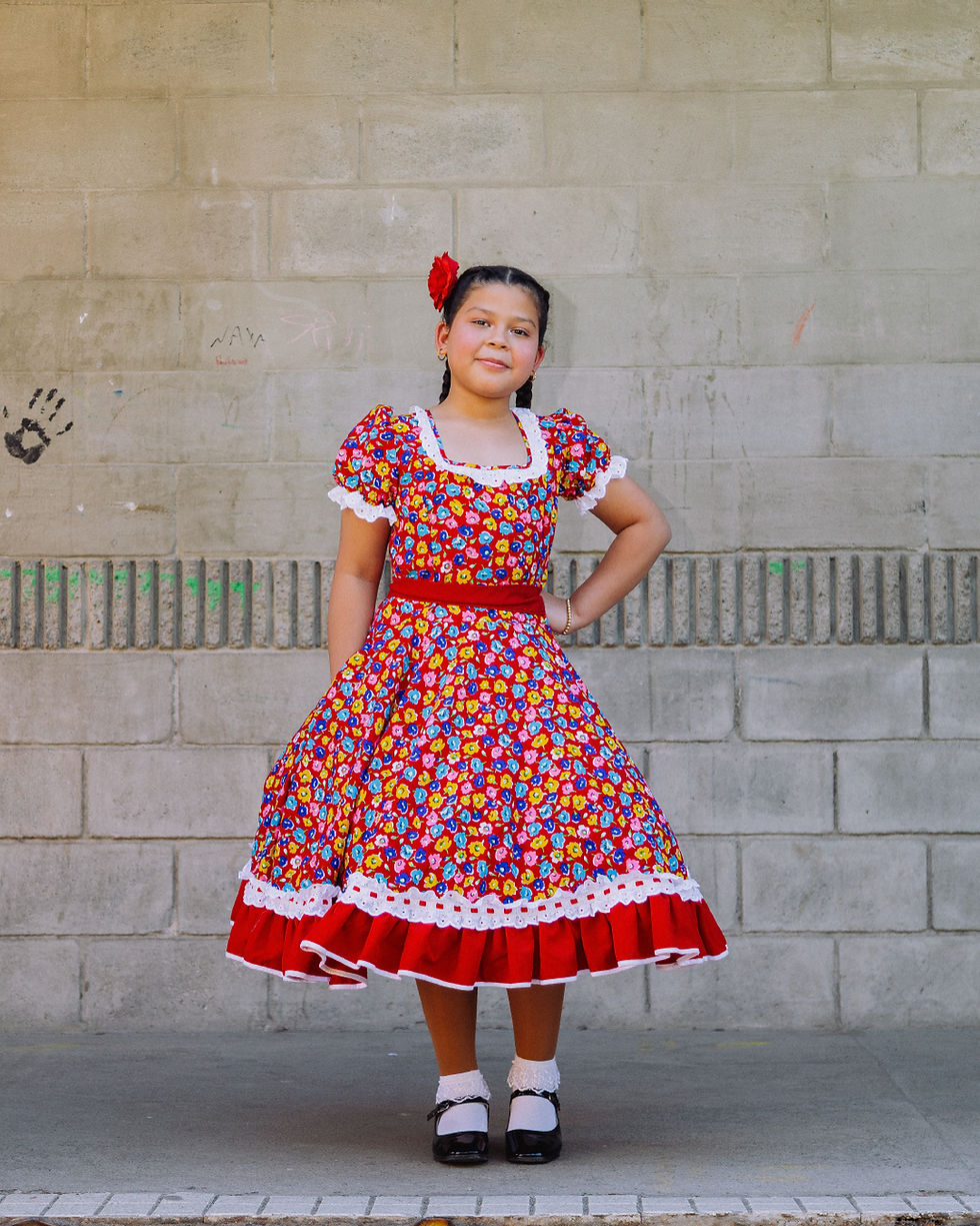 Niña de padres venezolanos con su vestimenta de huasa