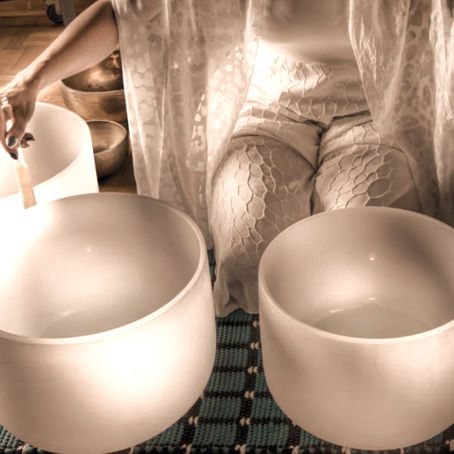 ✨ Bains sonores aux bols en cristal ✨ : une immersion vibratoire pour le corps et l’âme