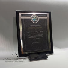 Reconocimiento ejecutivo de pared con base de madera