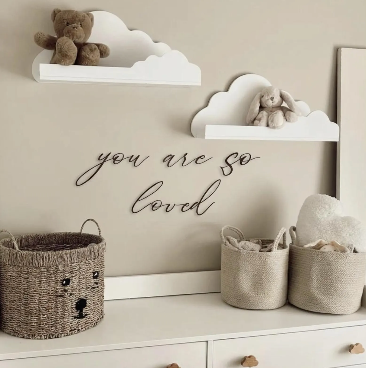 Schriftzug „You Are So Loved“ als moderner 3D-Wandschriftzug in elegantem Design zur Dekoration von Kinderzimmer, Babyzimmer