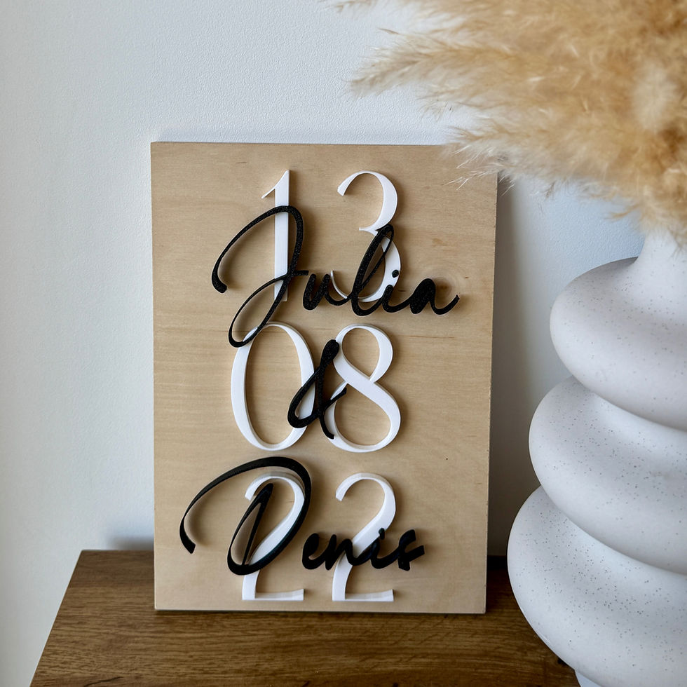 Miniaturbild: Hochwertiges personalisiertes Holzschild mit graviertem Namen und Datum.