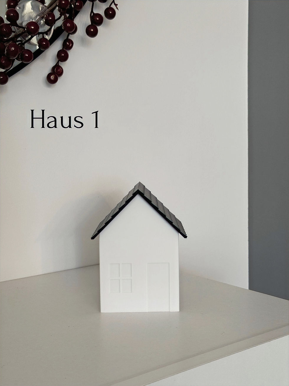 Zwei moderne Weihnachtsdorf Häuser in Weiß mit schwarzen Dächern, aus 3D-Druck gefertigt, stilvolle Deko im nordischen Design