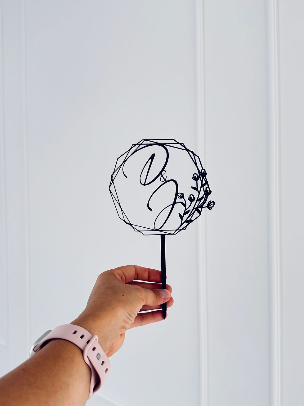 Cake Topper zur Hochzeit auf einer eleganten Hochzeitstorte, moderne Hochzeitsdeko Kuchen mit personalisierter Tortendeko.