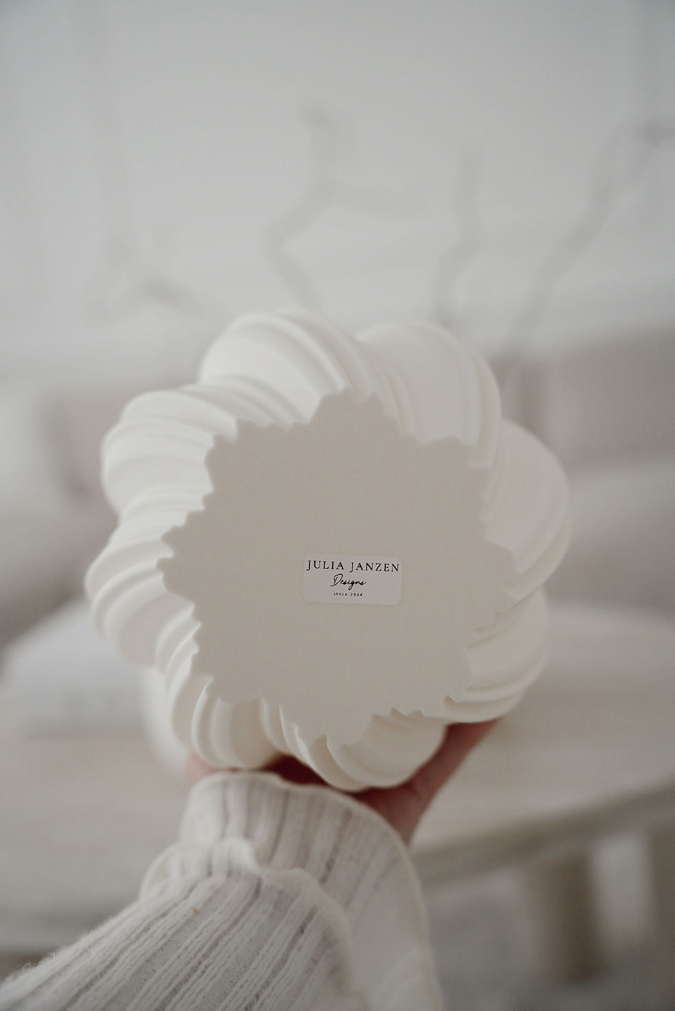 Miniaturbild: Perfektes Geschenk zur Einweihung: Design-Vase „Lunava“ im minimalistischen Look für jedes Zuhause.
