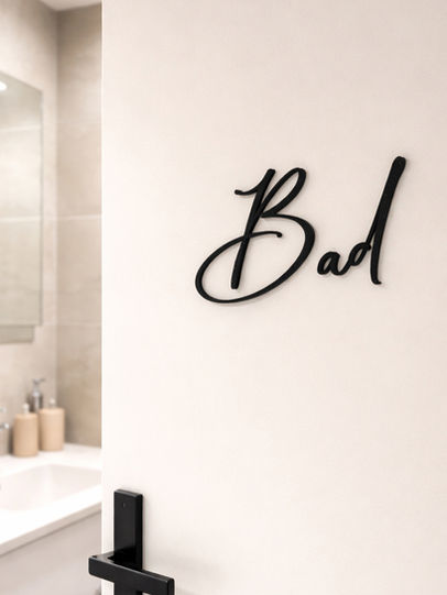 Modernes Badezimmer Türschild aus 3D Druck PLA, montiert auf einer weißen Tür, minimalistische Beschriftung für Bad oder WC Tür.