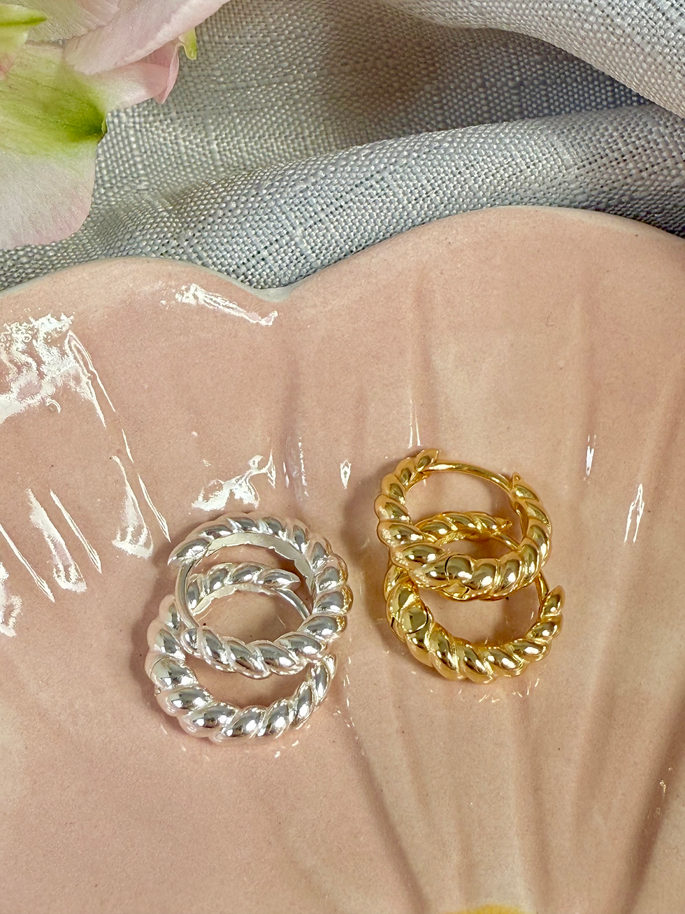 Graduated Twist Hinged Huggies