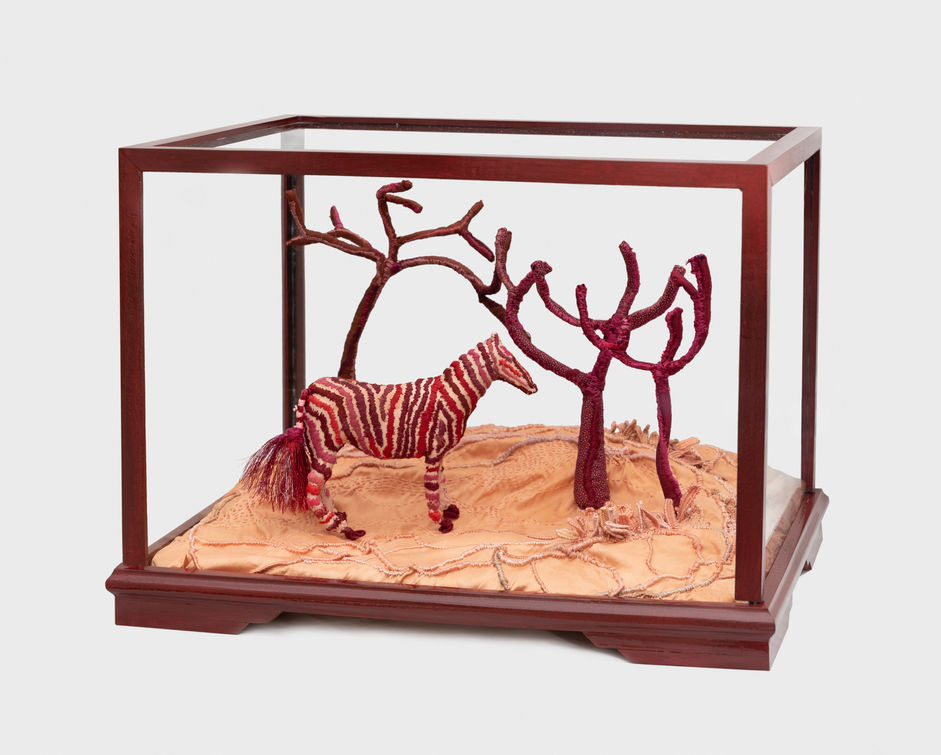 Safari interio. sedas teñidas con tintes naturales, sedas de corbatas reutilizadas, hilos 