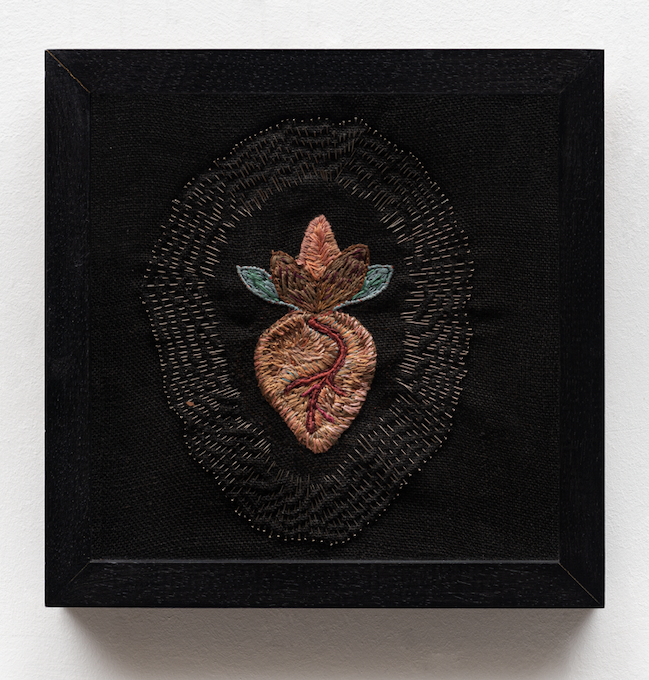 Lección de humildad bordado sobre lienzo con hilos de algodón y lurex con aplicación de al