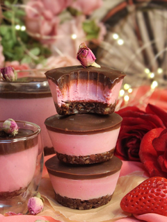 Mini Chocolate and Strawberry Cheesecakes (Vegan, No-bake, Gluten-free)
