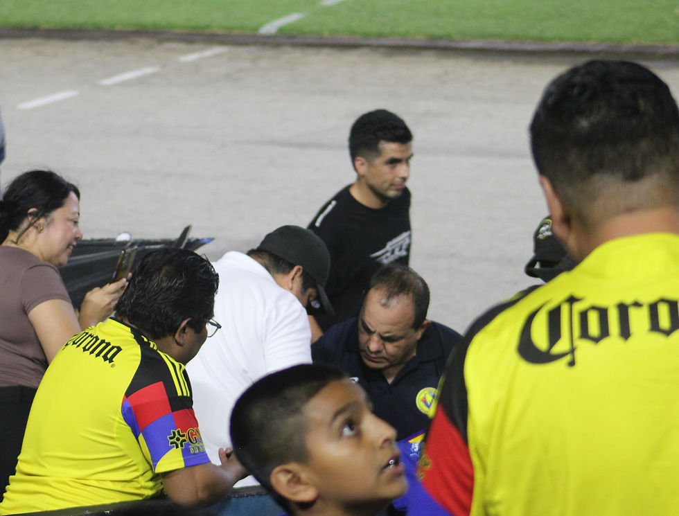 Minutos antes de iniciar el partido, Cuauhtémoc Blanco estuvo muy amable firmándole autógrafos a la afición. Foto: Sixto López Casa Madrid / Radio Da Vinci 88.1 FM