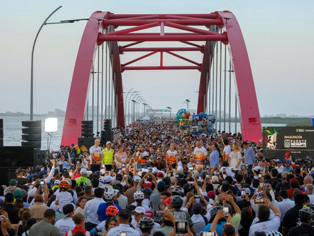 Ambiente de fiesta al inaugurar Puente Nichupté