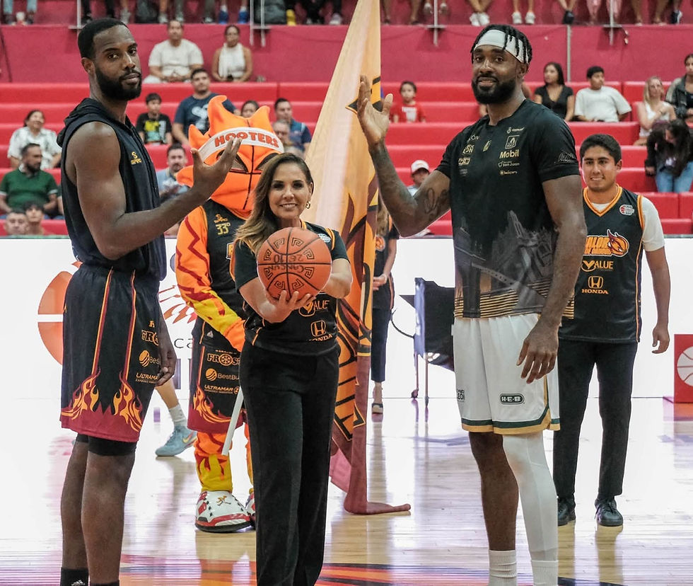 Invitada de honor: Mara Lezama, gobernadora de Quintana Roo visitó al conjunto El Calor de Cancún para el segundo duelo de la serie ante Abejas de León. Fotos tomadas del facebook de Mara Lezama