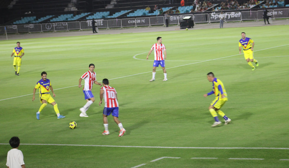 Magnificas jugadas se vieron durante el juego de leyendas de Chivas y América. Fotos: Sixto López Casa Madrid / Radio Da Vinci 88.1 FM
