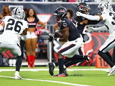 Raiders sufre para vencer a Texanos
