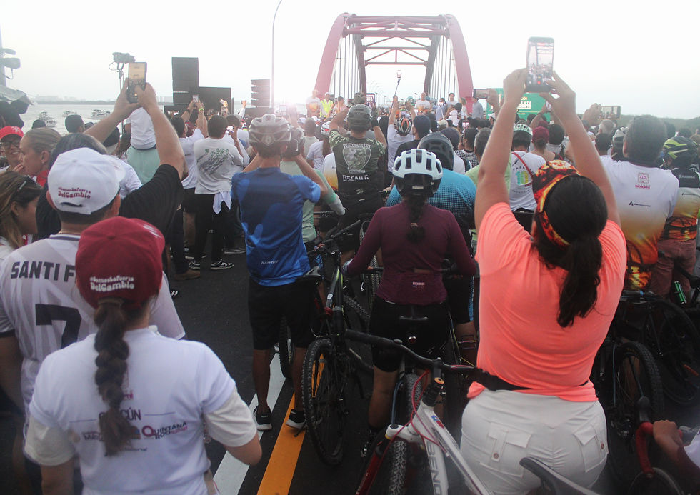 Ciclistas y corredores captaban imagenes de la inauguración del puente Nichupté el sábado 2 de mayo de 2026. Foto: Sixto López Casa Marid / Radio Da Vinci 88.1 FM