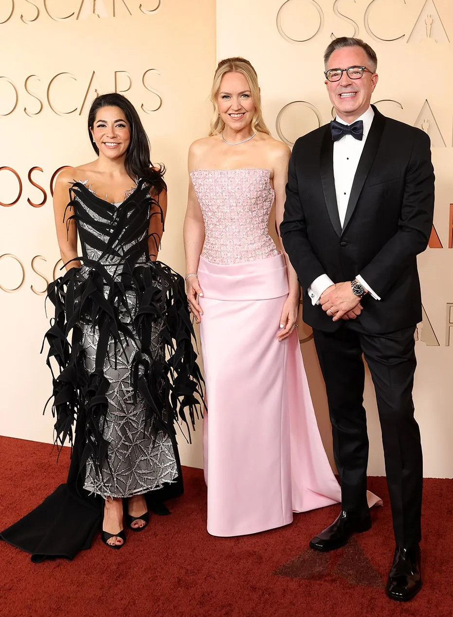 Amy Homma, Lynette Howell Taylor y Bill Kramer en la alfombra roja. Foto: Getty Images