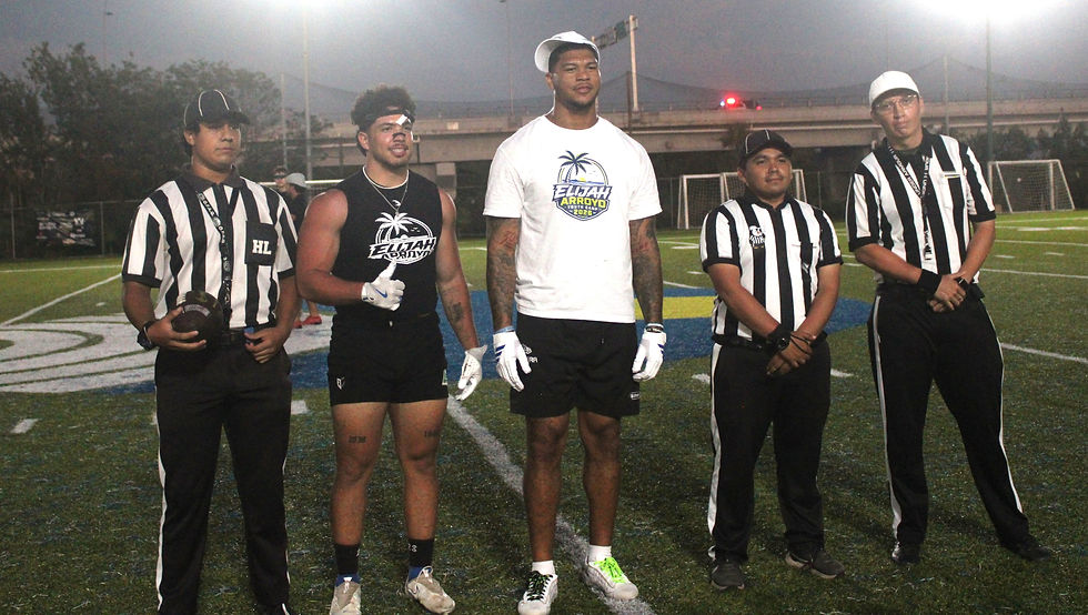 Los capitanes de ambos equipos y la planilla arbitral antes del partido de exhibición que concluyó una jornada inolvidable del Camp de Elijah Arroyo. Foto: Sixto López Casa Madrid / Radio Da Vinci 88.1 FM