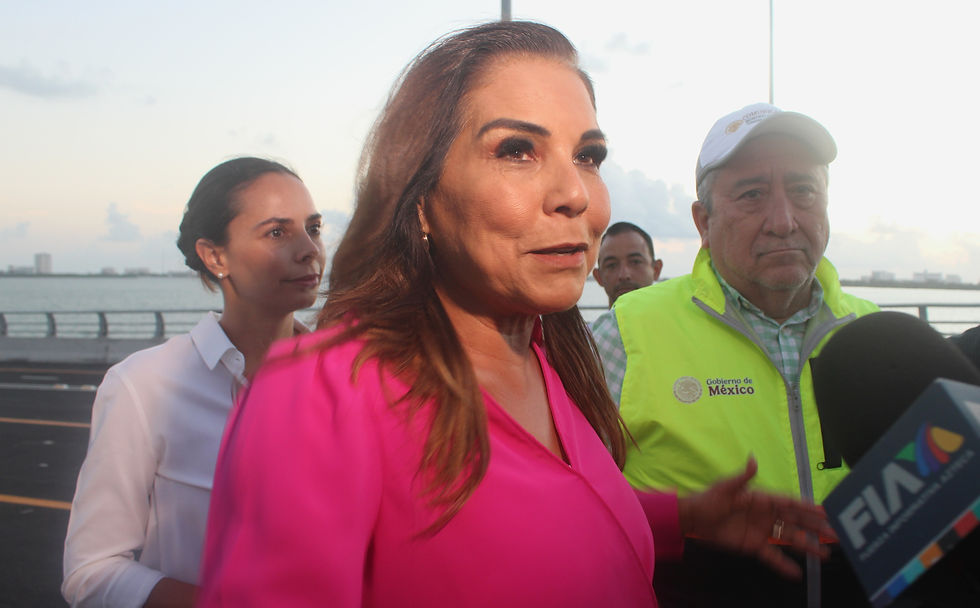 Mara Lezama Espinosa, Gobernadora de Quintana Roo platica con representantes de los medios informativos antes de dar el bandrazo inicial en el Puente Nichupté. Foto: Sixto López Casa Madrid / Radio Da Vinci 88.1 FM