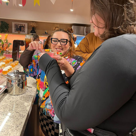 Mulheres experimentando bons drinks