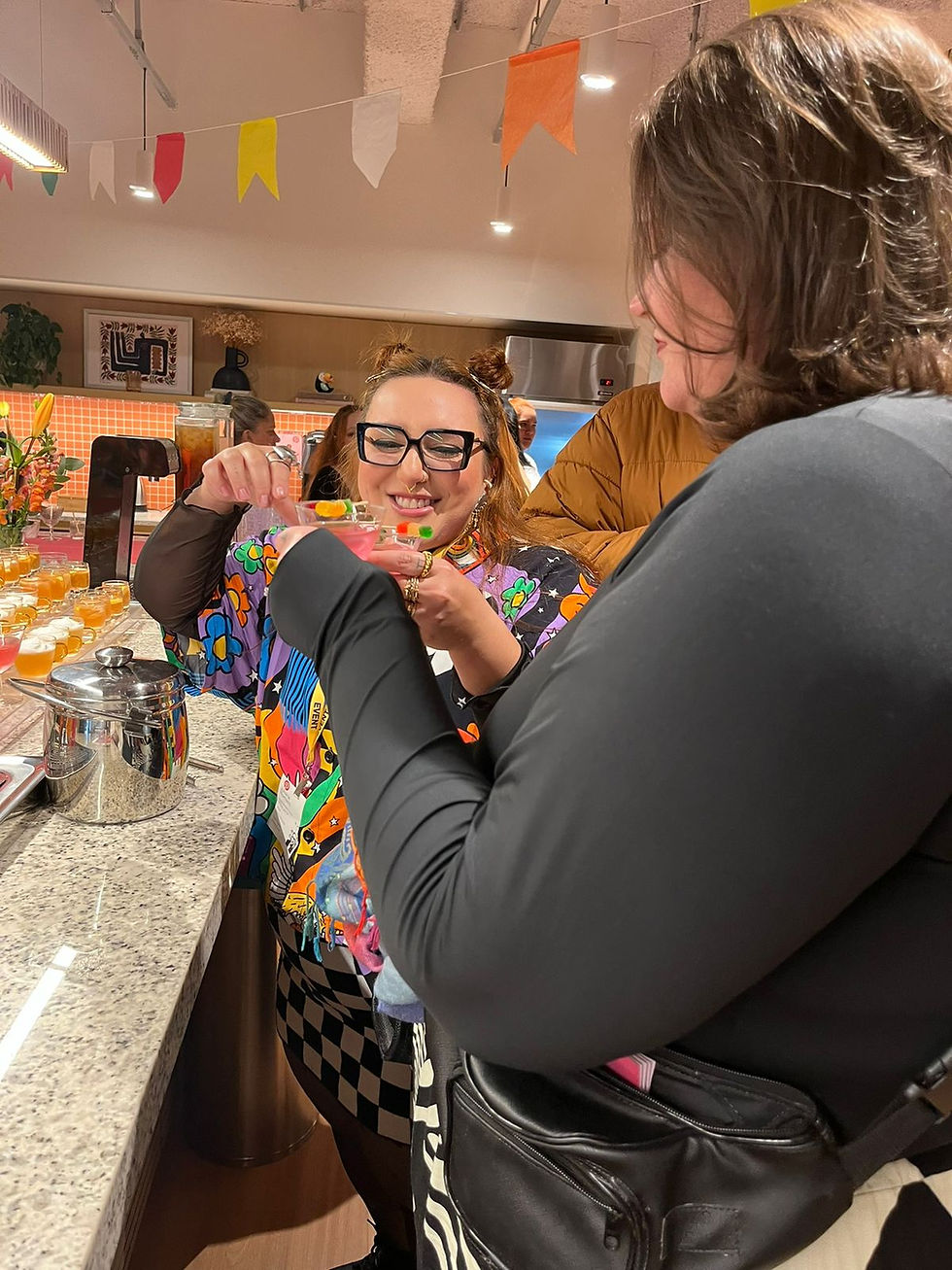 Mulheres experimentando bons drinks