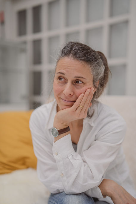 Familienfotografie Familienshooting Flensburg Frau schaut verträumt