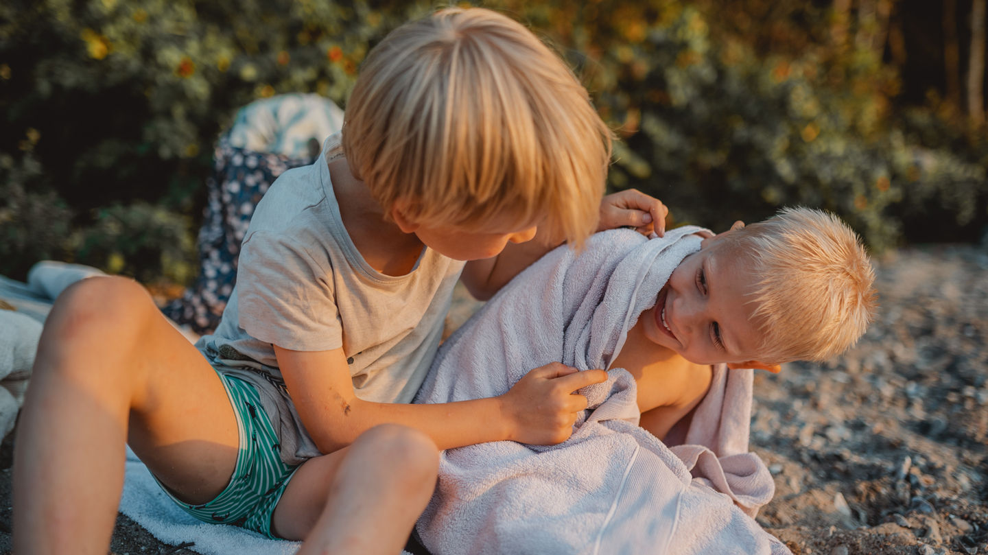 Brüder kuscheln miteinander