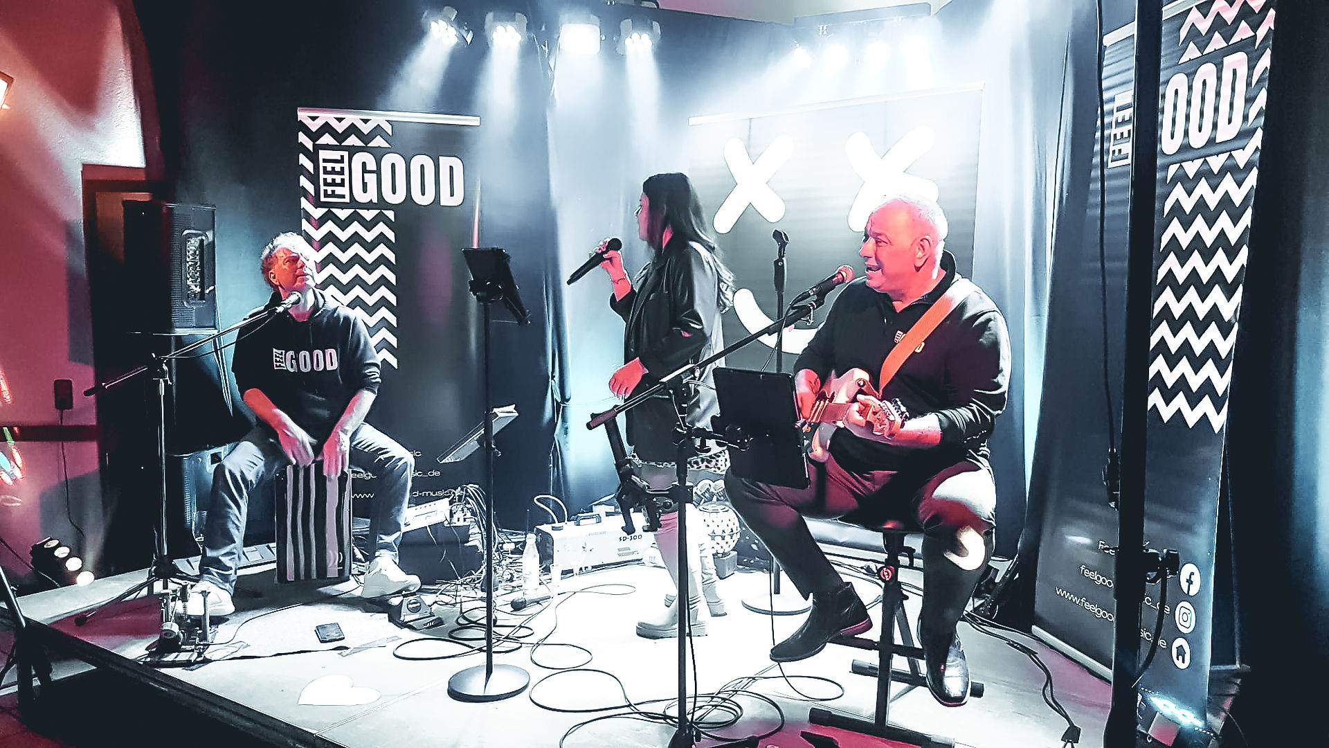 Die Live-Band FEELGOOD performt auf der Bühne bei einer Hochzeit
