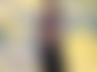 Profesora de DarKha Academy sosteniendo un violín en un entorno natural en Xàtiva, representando la conexión entre música, idiomas y aprendizaje.