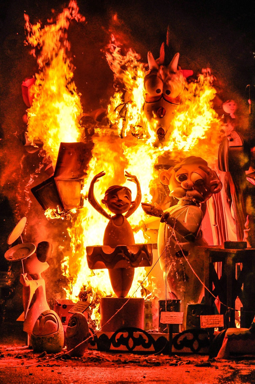 Xátiva 🔥🇪🇸 FALLAS TOUR with Salva! 🇪🇸🔥 Join our bilingual adult immersion class for a special Fallas Tour led by Salva! 🏮✨ Discover the magic of Valencia’s biggest festival—history, tradition, and stunning monuments! 📅 March 14📍 Meet at DarKha Academy (C/ Sant Domènec, 32) ⏰ 19:00 Don't miss this fiery experience! 🔥🎆