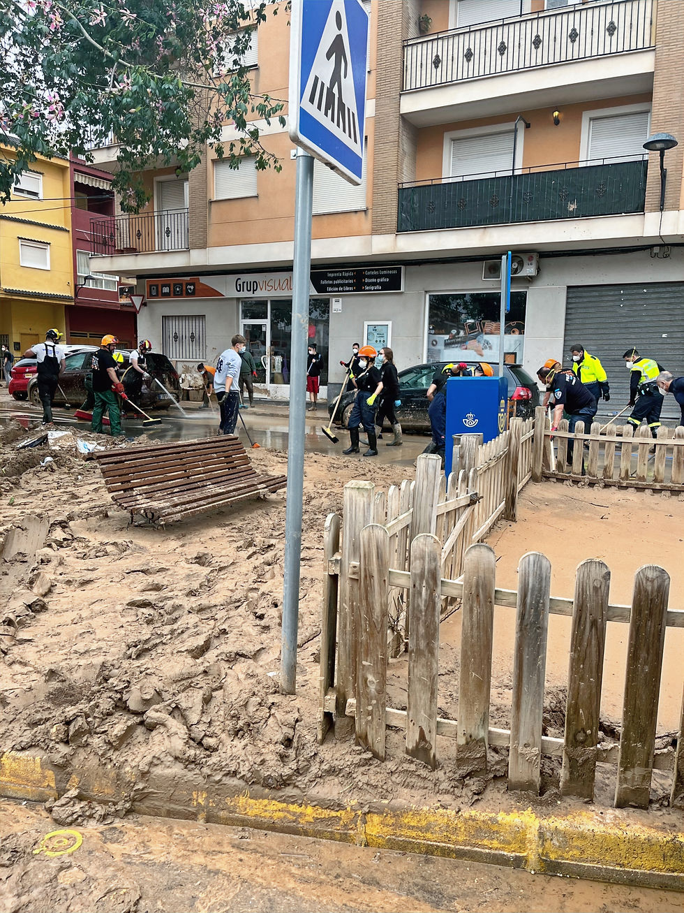 Para aquellos que lo han perdido todo—sus hogares, coches e incluso a sus seres queridos—el dolor es inconmensurable. Y, sin embargo, frente a una pérdida tan profunda, esta comunidad ha demostrado un nivel de gracia y solidaridad que me deja sin palabras.