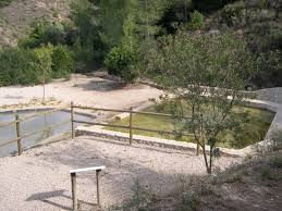 Paisaje natural de La Font Amarga cerca de Llosa de Ranes con agua, senderos y vegetación mediterránea durante una actividad bilingüe al aire libre organizada por DarKha Academy.